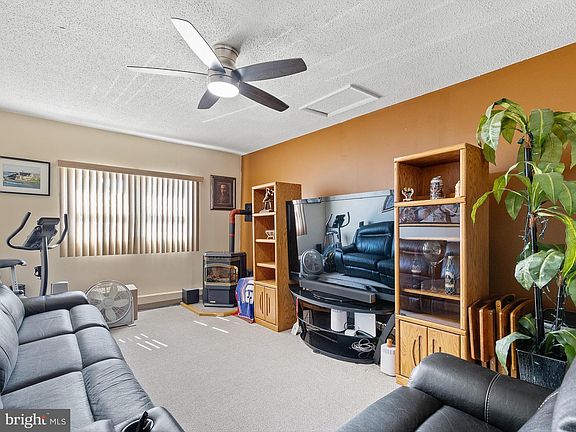 3rd image of 115 Skeet Cir E