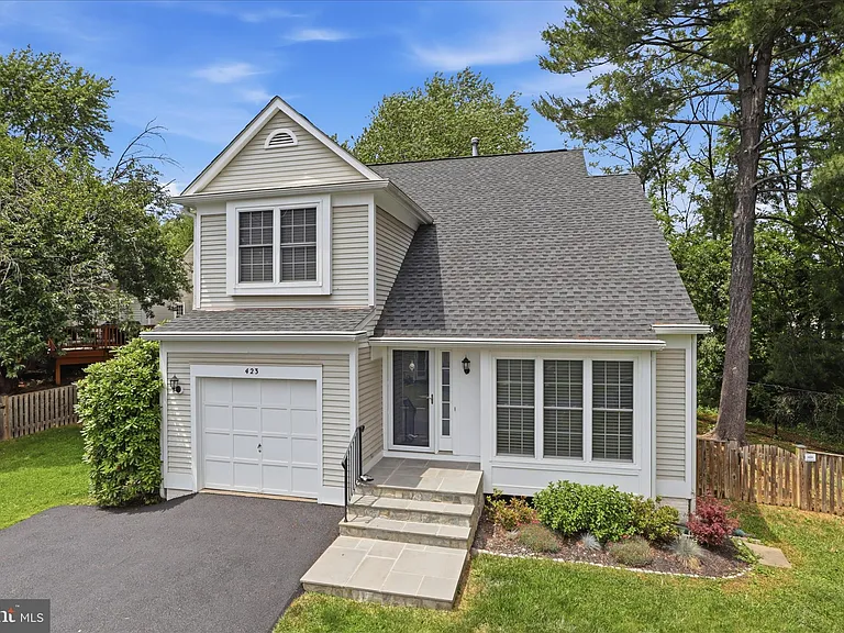 423 Foxridge Dr SW — Photo 3