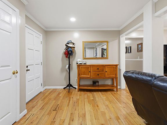 4th image of 105 Maple St