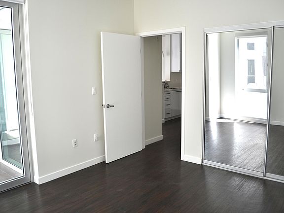 3rd image of 525 Santa Monica Blvd APT 202