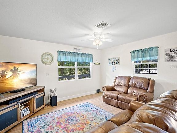 5th image of 303 Saint Petersburg Dr W