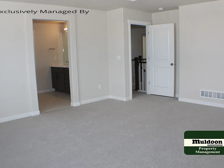 1070 Rambling Oak Dr — Photo 7