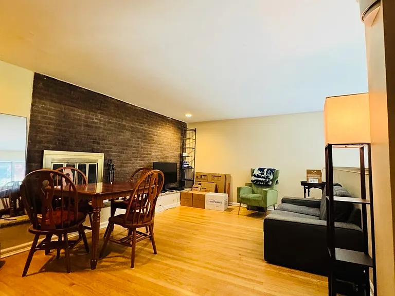 1134 1/2 Lombard St — Photo 2