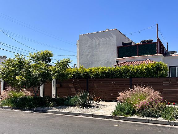 Townhouse with a private upper deck