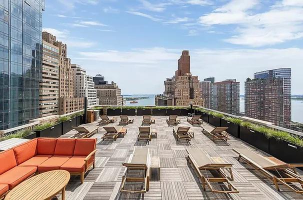 Rented by Level Group | media 4