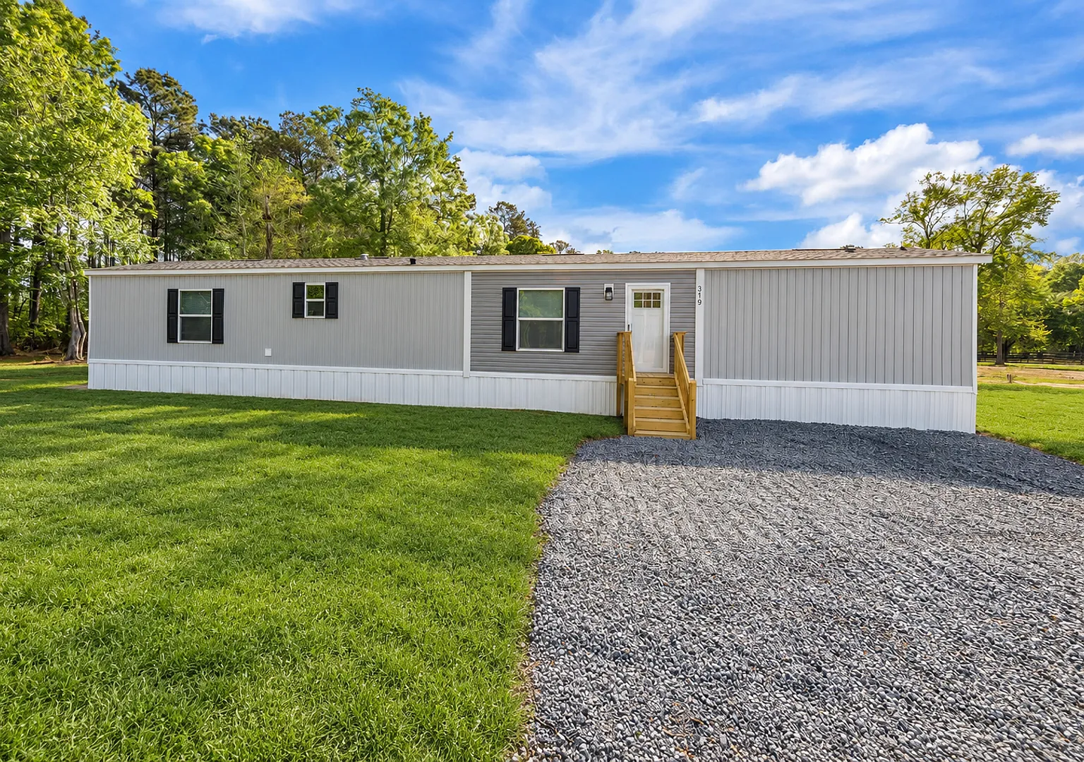 Peaceful 3 Bedroom Rental Home on 1 Acre Lawn Care Included — Photo 1