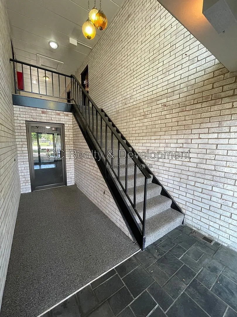 2 bed, 1.0 bath, 800 sqft, $1,575 — Photo 2