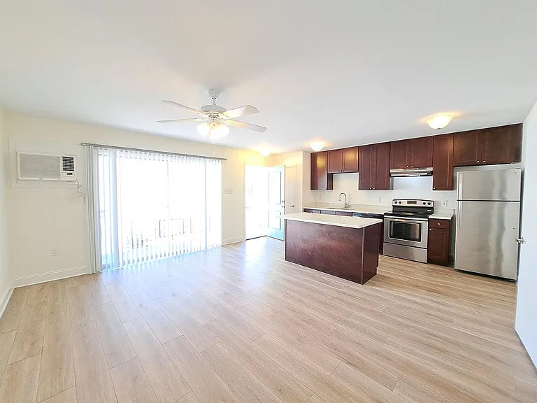 3921 Prytania — Photo 2