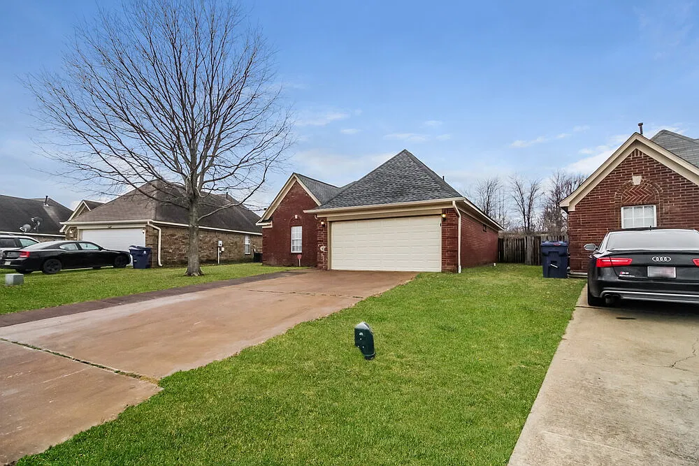 3 bed, 2.0 bath, 1350 sqft, $1,685 — Photo 1