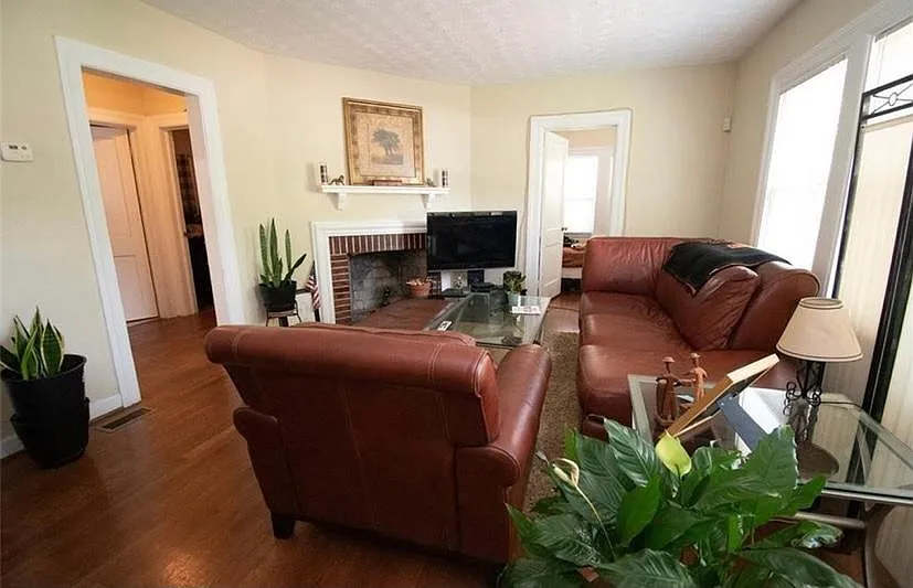 2 bed, 1000 sqft, $1,350 — Photo 3