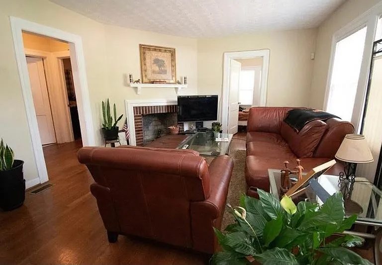 607 Colonial Cir SE — Photo 3