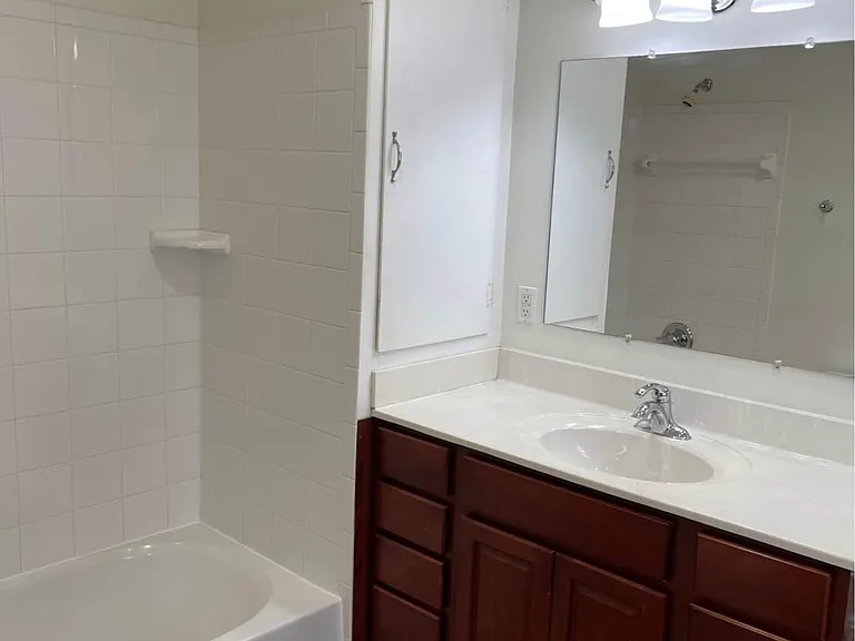 109 E Locust St — Photo 4
