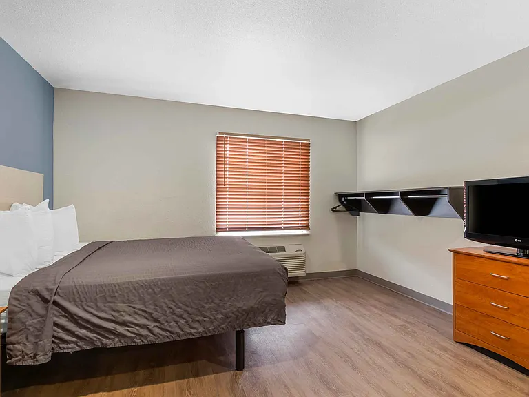 Deluxe Studio - 1 Queen Bed