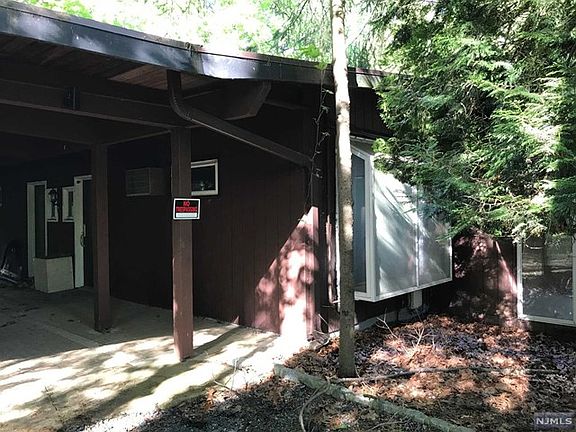 4th image of 828 Clauss Ln