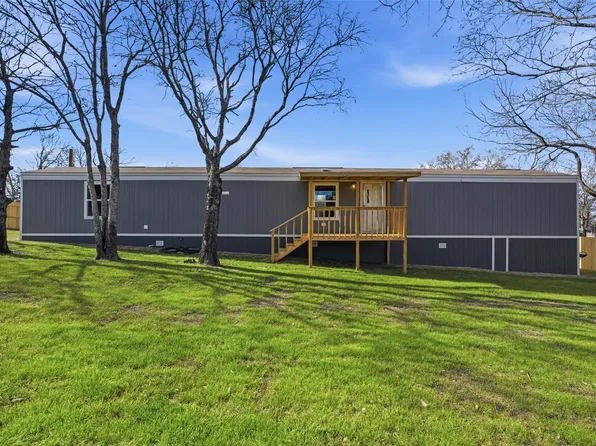 618 E 6th St #A, Blum, TX 76627