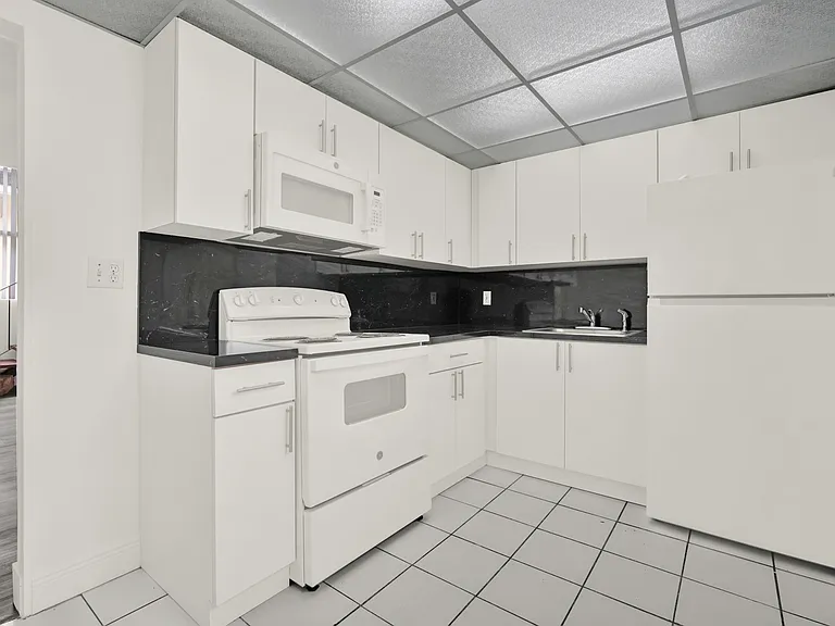 134 Salamanca Aveapt 16 #B — Photo 3