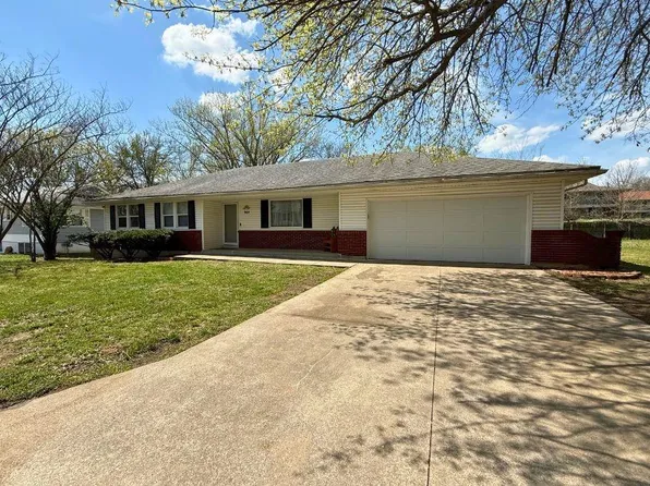 944 Ridge Dr, Warrensburg, MO 64093