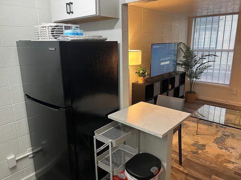 Remodeled, Top End UNM Area Studio Apts. in Great Community — Photo 2