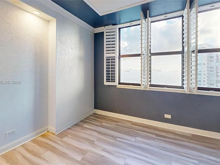 1800 NE 114th St #1705 — Photo 20