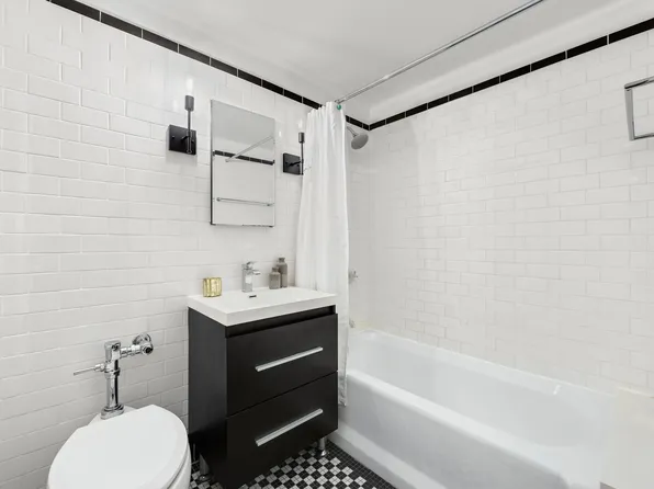 470 West 24th Street image 11 of 14