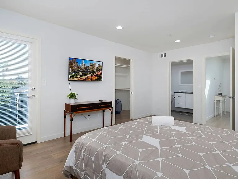 3 Bed Modern Townhome + 2-Car Private Garage — Photo 54