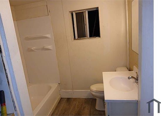 4th image of 3529 Robson St