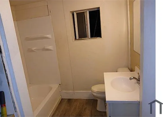 3529 Robson St — Photo 4