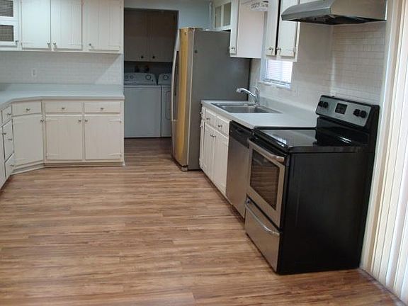 2nd image of 401 Boxwood Dr