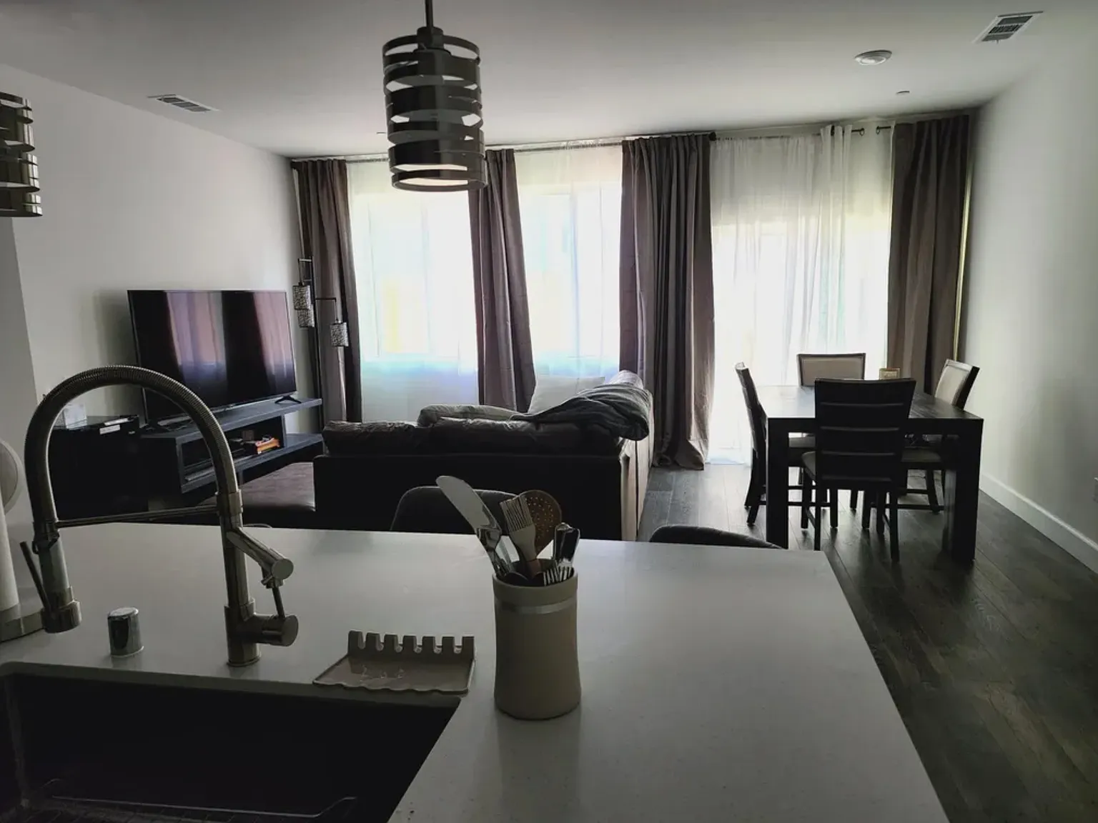 3 bed, 2099 sqft, $2,950 — Photo 2