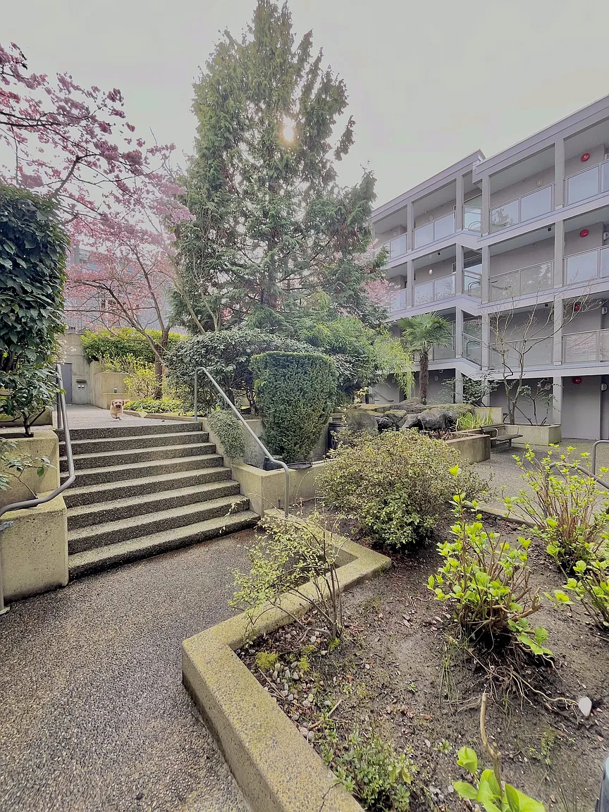 1386 W 6th Ave #1 photo 1