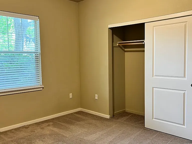 Catron Apartments - 1-3 Bedrooms 2 Bathrooms with In Unit Washer/Dryer and Internet — Photo 45