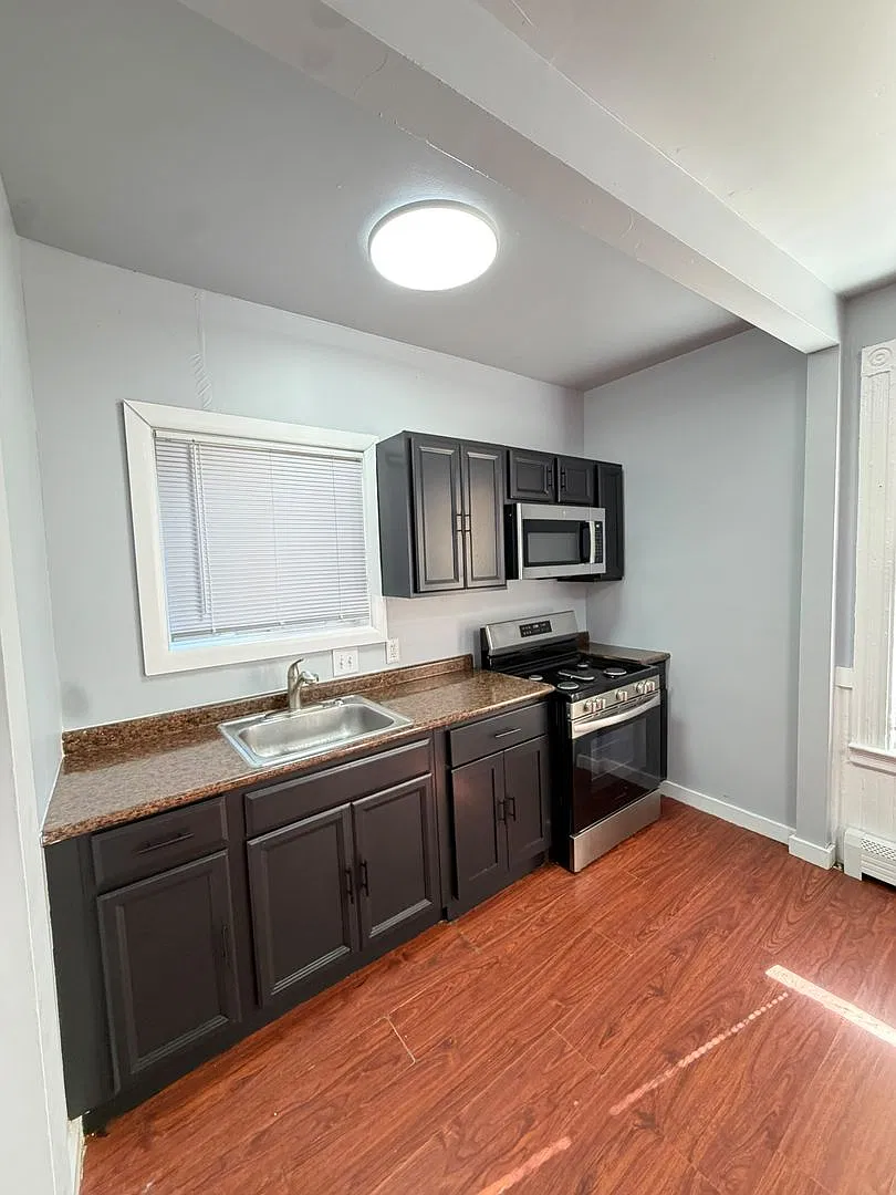 35 - 37 Farren — Photo 3