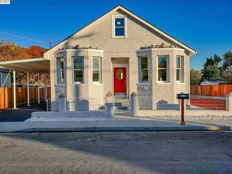 233 Sycamore St — Photo 2