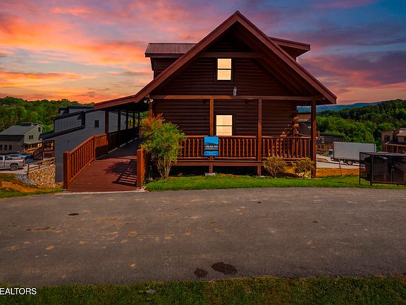 2nd image of 1571 Rainbow Ridge Way