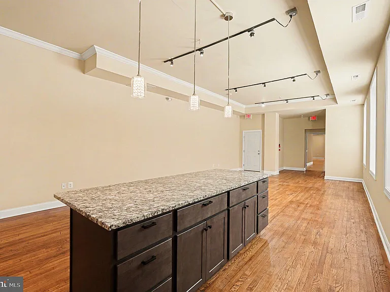338 N Charles St — Photo 11