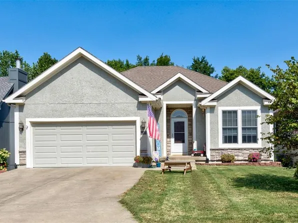 811 Redbud Dr, Paola, KS 66071