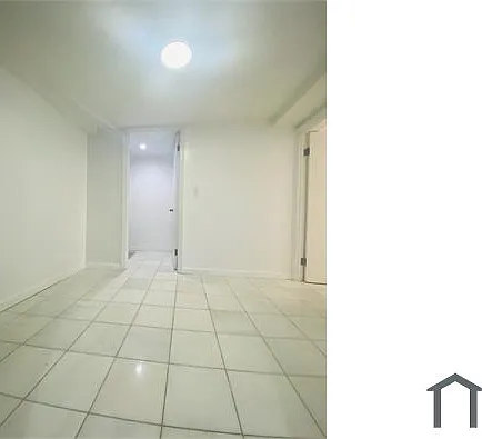 1660 Hering Ave — Photo 2