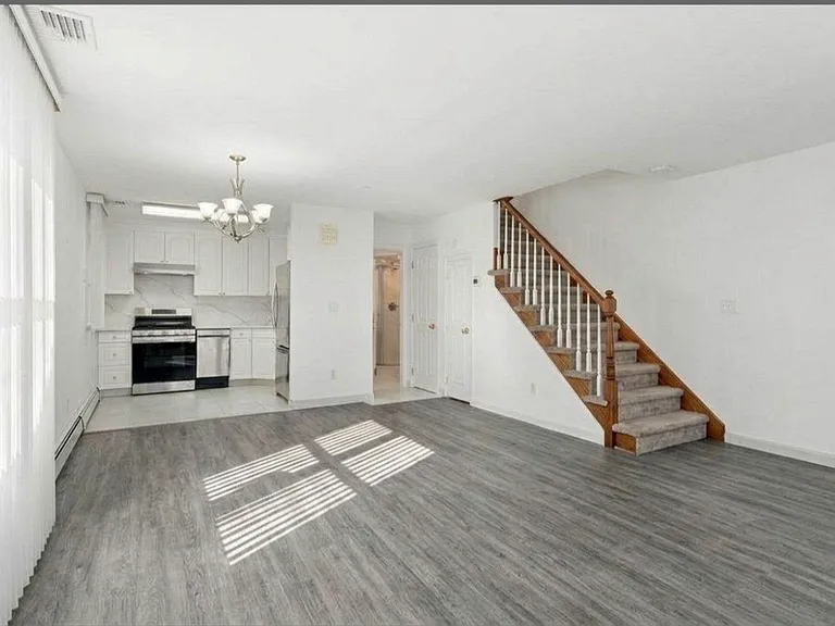 27 Woodside Ave #B — Photo 2