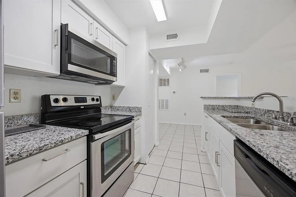2 bed, 2.0 bath, 937 sqft, $1,500 — Photo 2