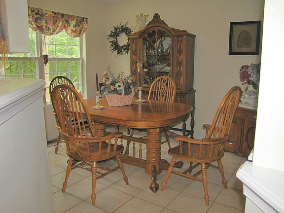 Eating area off kitchen