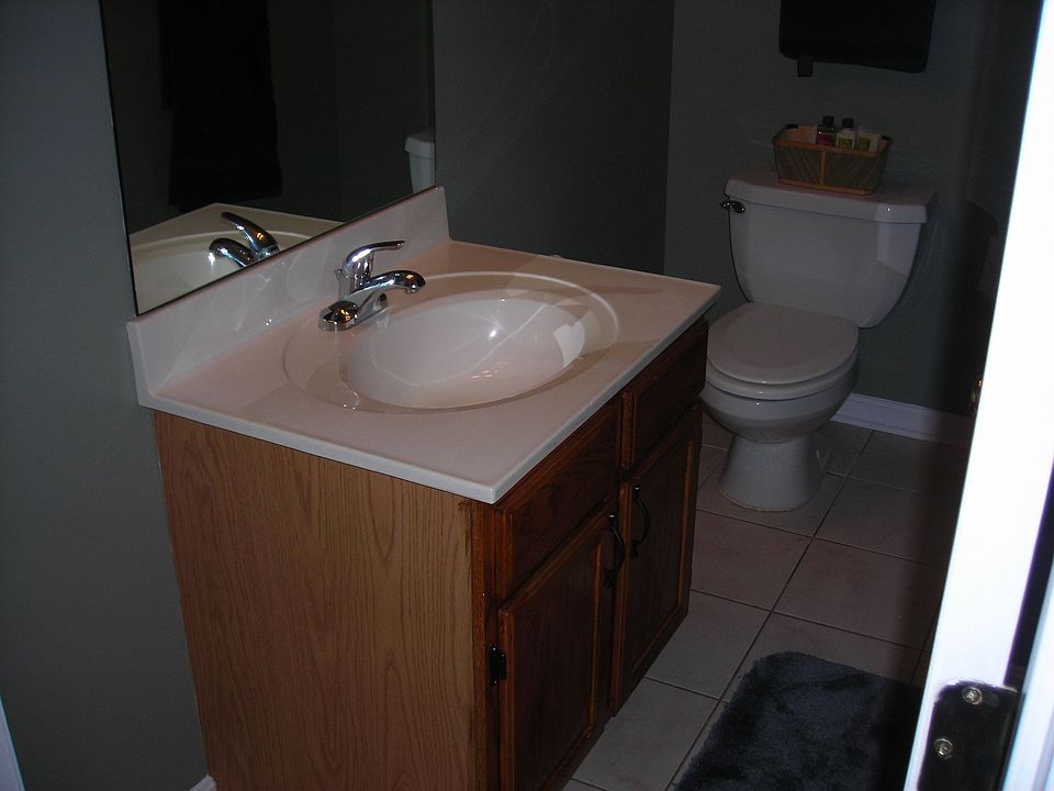 Full bath in hallway 