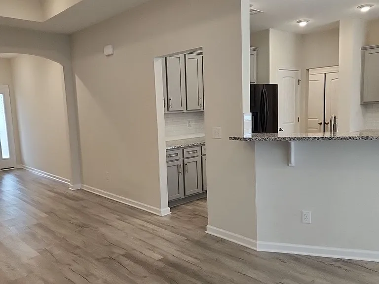 497 Hillsborough Dr — Photo 7