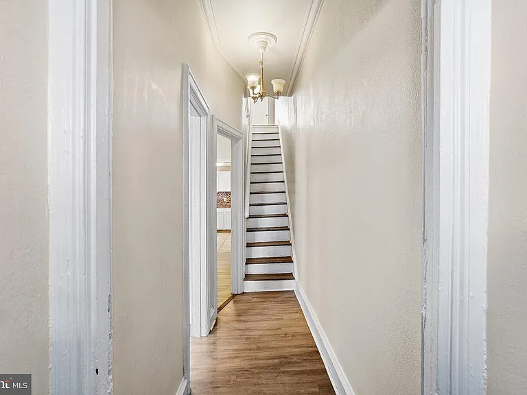2420 W Jefferson St — Photo 3