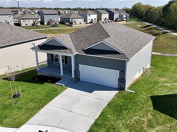 3rd image of 811 Bentley Dr