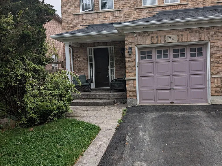24 Farthingale Cres — Photo 1
