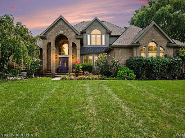 3099 Beach Lake Dr E, Milford, MI 48380