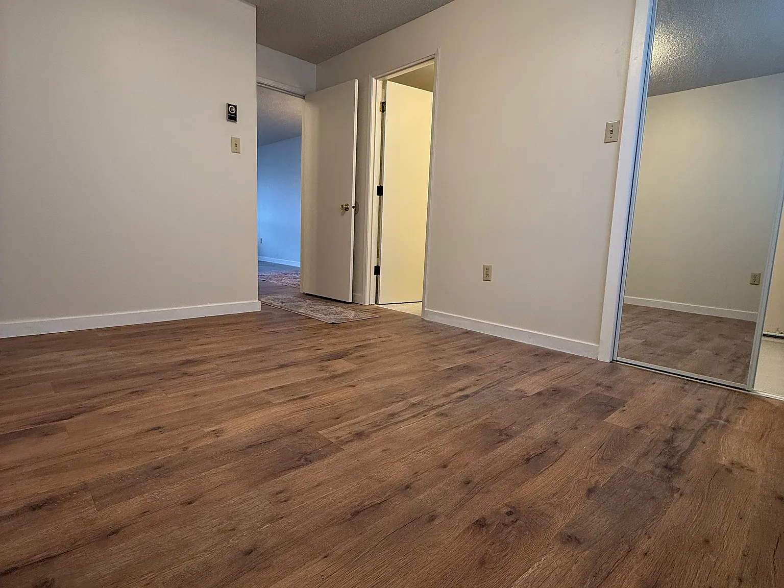 1 bed, 900 sqft, $1,400 — Photo 4
