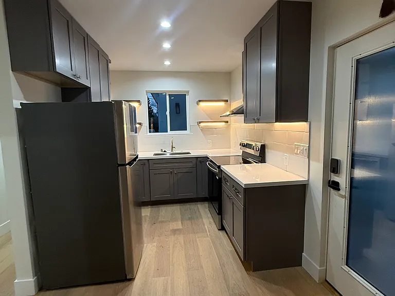 1372 Davis St — Photo 7