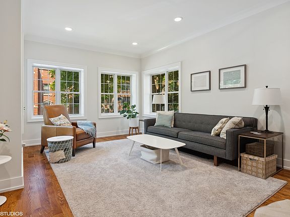 3rd image of 3649 N Claremont Ave