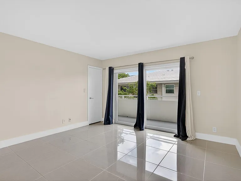 3212 NE 12th St #204 — Photo 14